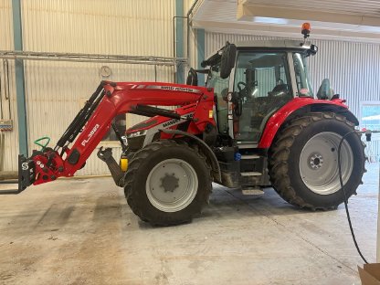 Bild 3:Traktor Massey Ferguson 5S 125