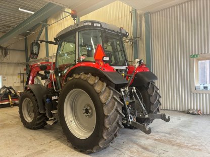 Bild 5:Traktor Massey Ferguson 5S 125