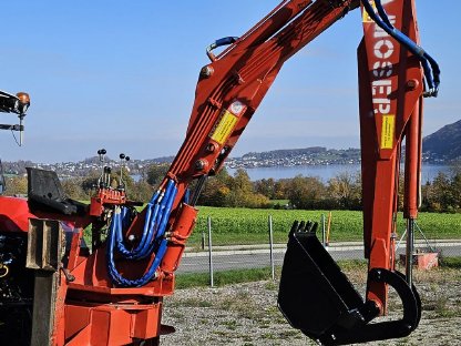 Moser Heckbagger mit Holzzange u. Rotator u. 2 Löffel