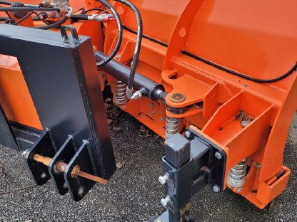 Bild 3:Schneepflug V-Typ Breite 2,40 m für Traktor