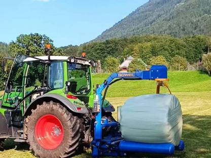 Bild 4:Lohn: Rundballenwickeln