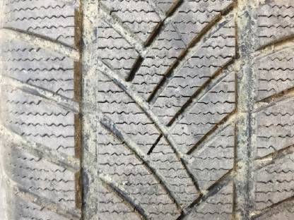 Bild 4:Neue Winterreifen mit Felgen und original VW Kappen