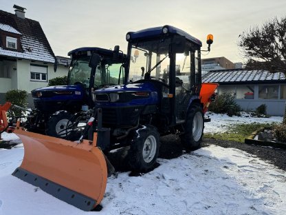 Farmtrac 30H 4WD Kompakttraktor mit Schneepflug