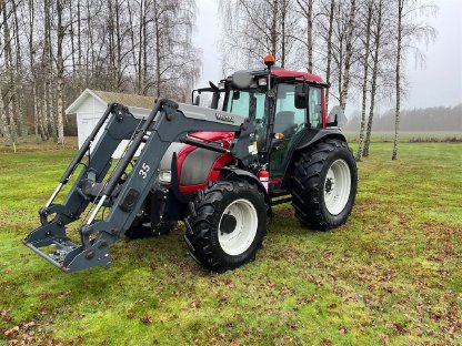 Traktor VALTRA A75-4 mit Schaufel- und Palettengabeln