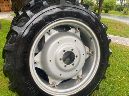 Reifen mit Felgen 12.4R32