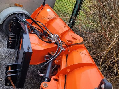 Bild 7:Schneepflug V-Typ Breite 2,40 m für Traktor