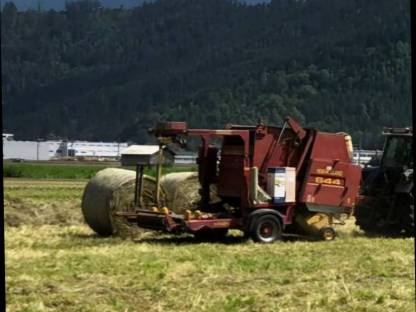 Kombipresse Rundballenpresse Göweil New Holland 644