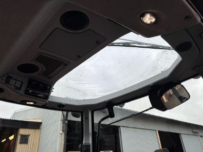 Bild 7:Traktor Valtra N154E