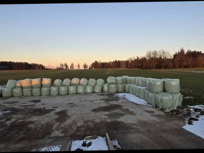 Silageballen und Gärheu, Mantelfolien gewickelt