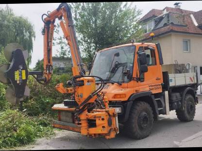 Bild 8:Mulchen, Landschaftspflege