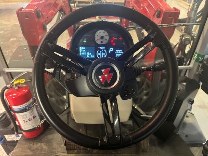 Bild 9:Traktor Massey Ferguson 5S 125