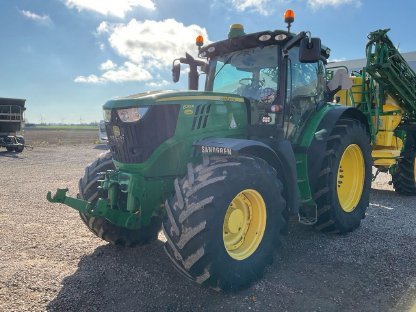 Traktor John Deere L001 6210R