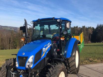 Traktor New Holland T 4.65 mit Frontlader und Kippmulde