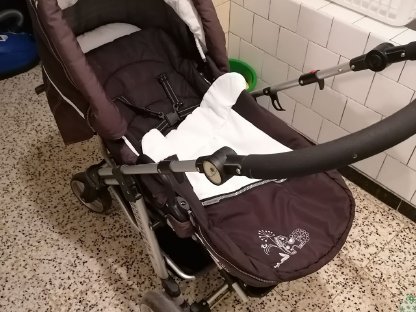 2 Kinderwagen mit Zubehör