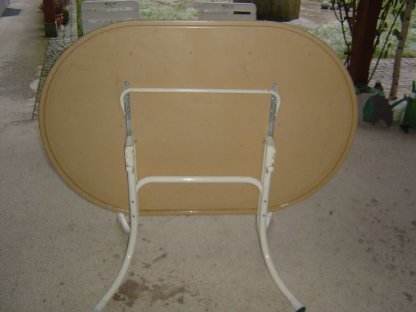 Bild 2:Tisch mit zwei Sesseln