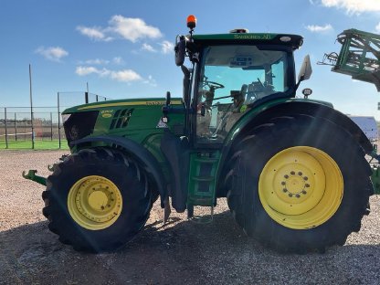 Bild 2:Traktor John Deere L001 6210R