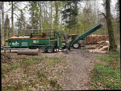 Bild 9:Lohnspalten mit Sägespaltautomat Posch K550