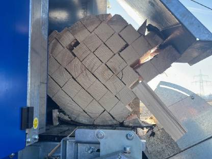 Bild 4:Lohnspalten mit Binderberger Sägespaltautomat