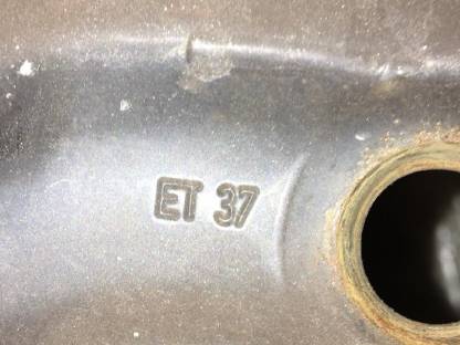 Bild 3:Neue Winterreifen mit Felgen und original VW Kappen