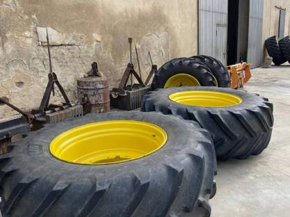 Reifen 710/70 R42 auf John Deere Felge