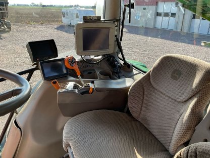 Bild 8:Traktor John Deere L001 6210R