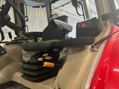 Bild 6:Traktor Massey Ferguson 5S 125