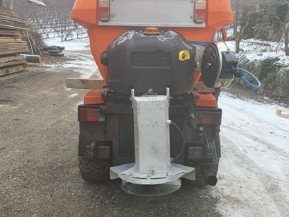 Bild 8:Holder M480 mit Schneeschieber, Streuer u. Böschungsmäher