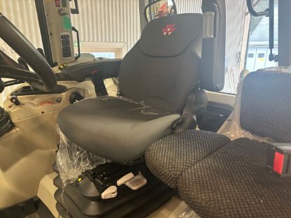 Bild 7:Traktor Massey Ferguson 5S 125