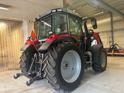 Bild 4:Traktor Massey Ferguson 5S 125