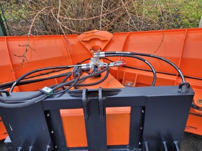 Bild 2:Schneepflug V-Typ Breite 2,40 m für Traktor