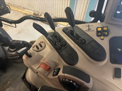 Bild 8:Traktor Massey Ferguson 5S 125