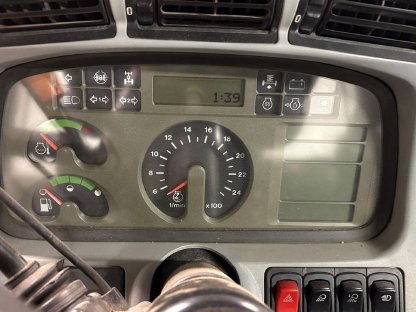 Bild 7:Traktor Deutz-Fahr Agrotron TTV 620 mit Frontlader