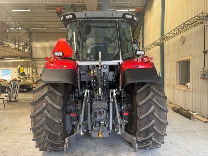 Bild 2:Traktor Massey Ferguson 5S 125
