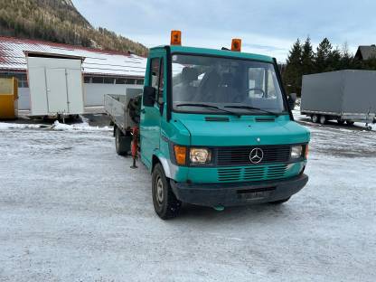 Mercedes Benz mit Palfinger Kran