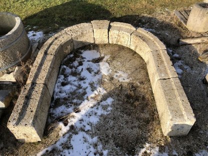 Alter Torbogen aus Konglomerat Gestein