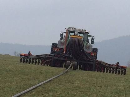 Bild 4:Bodennahe Gülleausbringung mit Verschlauchung