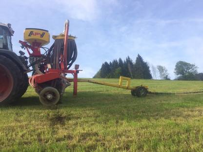 Bild 3:Bodennahe Gülleausbringung mit Verschlauchung