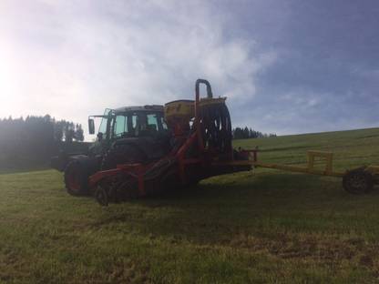 Bild 2:Bodennahe Gülleausbringung mit Verschlauchung