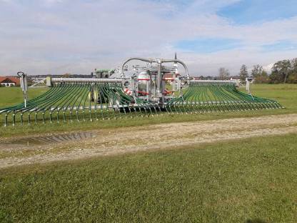 Bild 3:Mietfass 12.000 l mit 15 m Schleppschuh ab € 1,50 / cbm