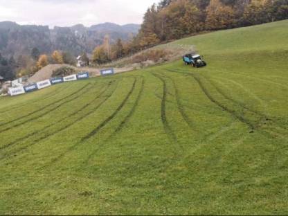 Bild 2:Miststreu Arbeiten