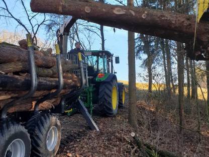 Bild 2:Kranwagen sucht Holz zum Abtransport