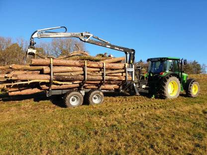 Kranwagen sucht Holz zum Abtransport