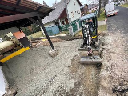 Bild 2:Baggerarbeiten und Erdbewegung