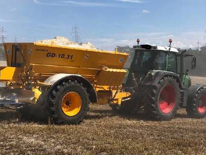 Bild 2:Kalkstreuen sowie Handel