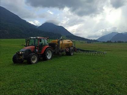 Bild 3:Gülleausbringung bodennah Schleppschuhverteiler Zunhammer