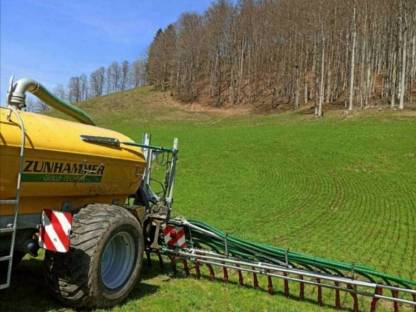 Bild 5:Gülleausbringung bodennah Schleppschuhverteiler Zunhammer