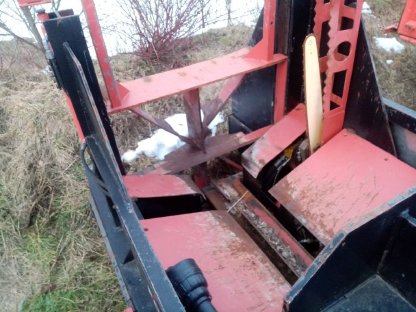 Bild 3:Holzspalter mit Kran (Palms)