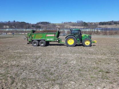 Bild 6:Güllefass mit Schleppschuhverteiler und Bergmann Miststreuer