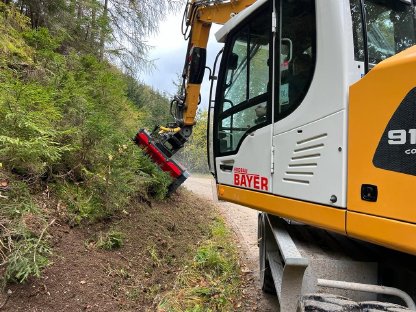 Bild 4:Böschungspflege und Böschungssanierungen