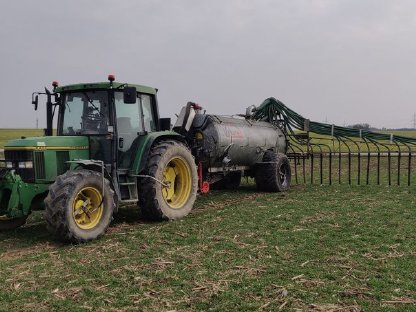 Bild 4:Biete bodenschonende / bodennahe Gülleausbringung